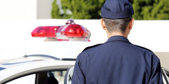 福岡の整骨院「いのうえ整骨院」の事故処理をする警察官の後ろ姿